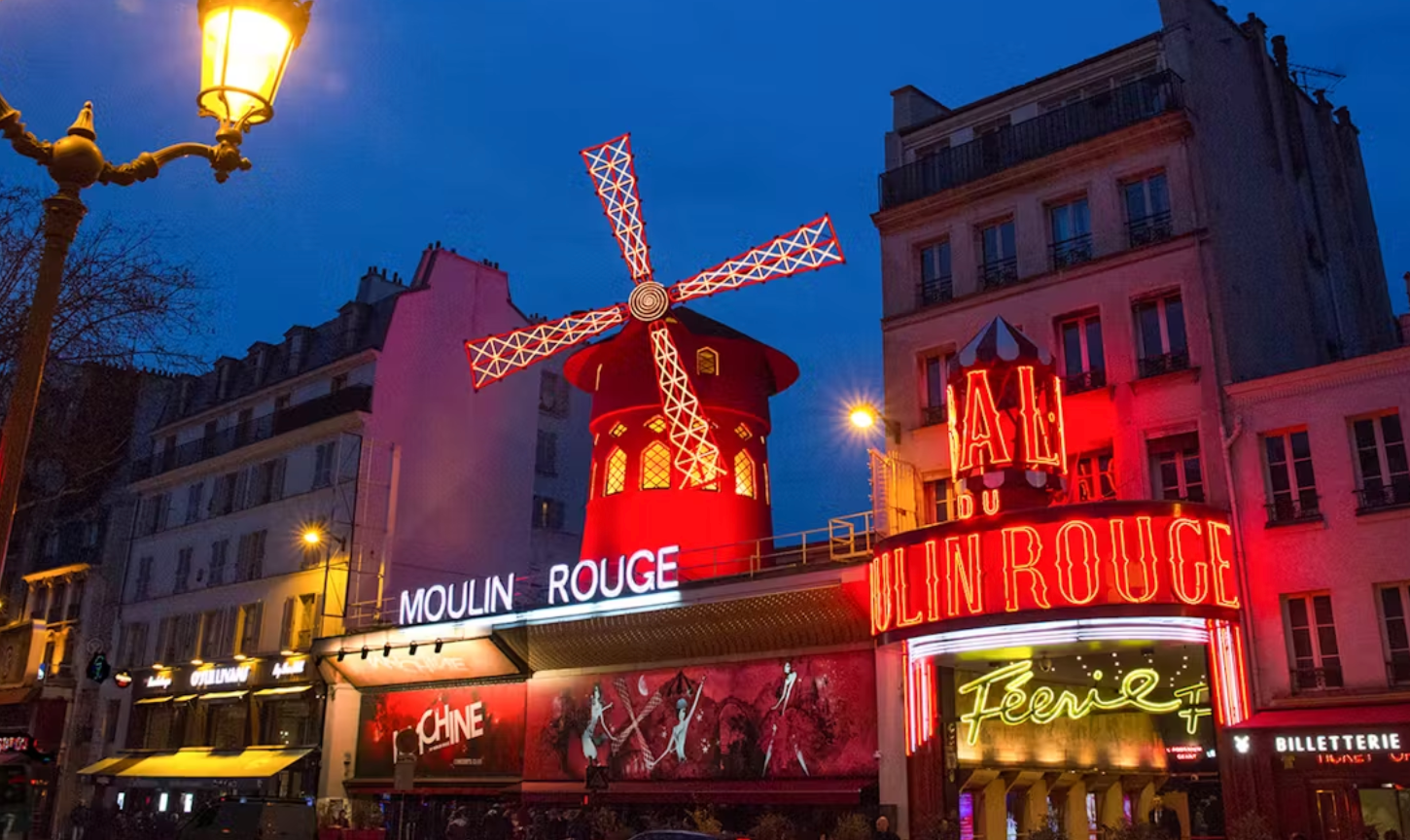 Moulin Rouge Show mit Abendessen & optionalem Transfer zurück