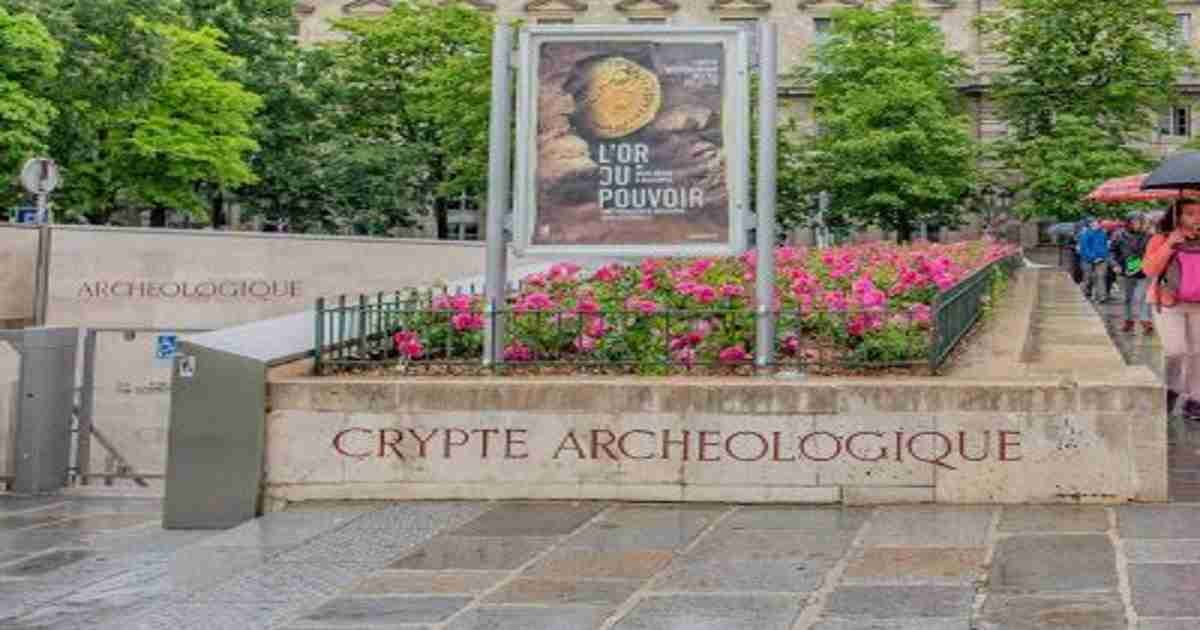 archaelogical crypt paris (editorial)